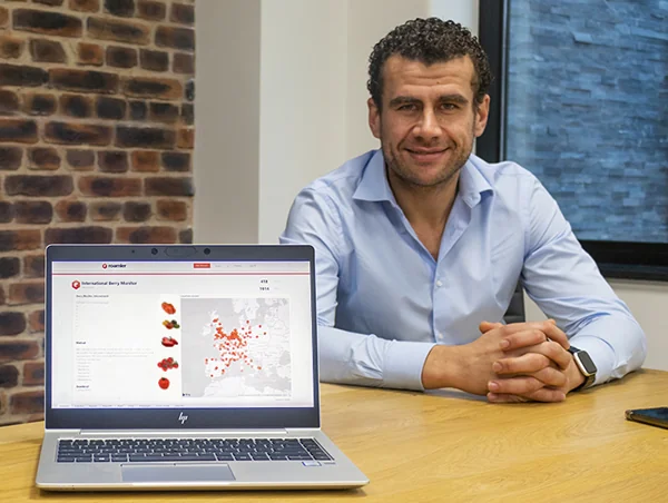Christiaan Rijnhout mit einem Laptop, auf dem das Dashboard des International Berry Monitor zu sehen ist